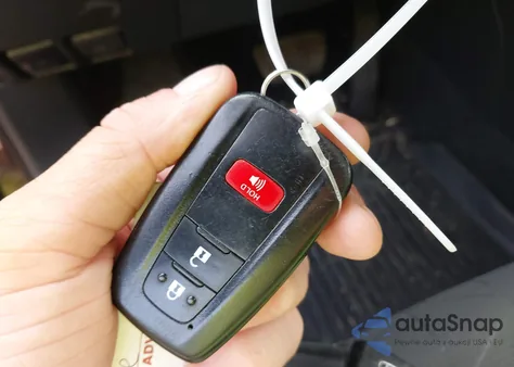 2021 Toyota Rav4 Xle z USA, uszkodzony, nr VIN 2T3P1RFV8MW157358